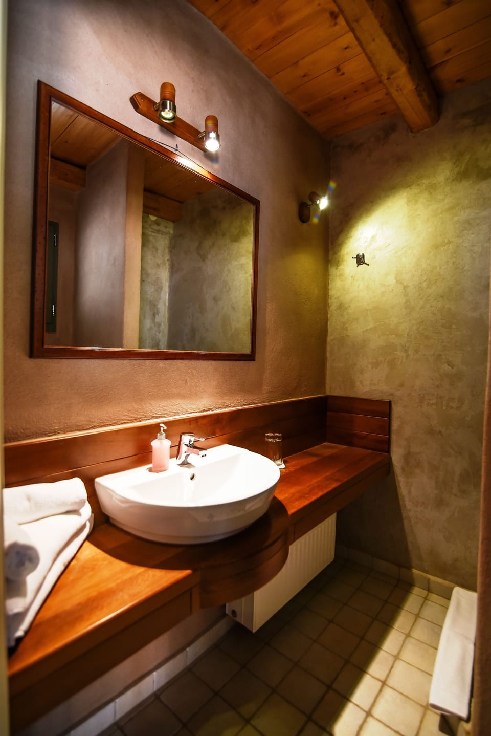 Comfort Triple Room (Laboratory C) | Bathroom | Shower, rainfall showerhead, free toiletries, hair dryer