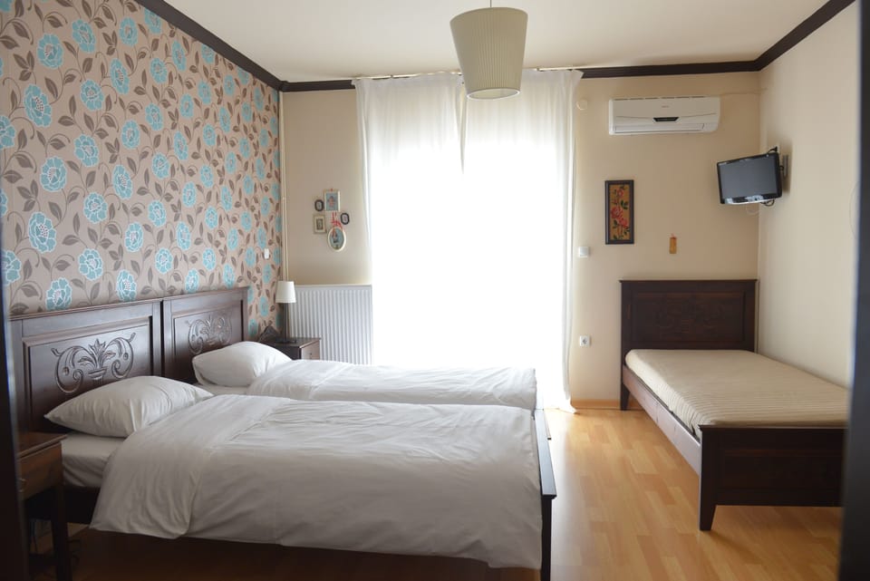 Triple Room, 3 Twin Beds | Individually decorated, soundproofing, free WiFi, bed sheets