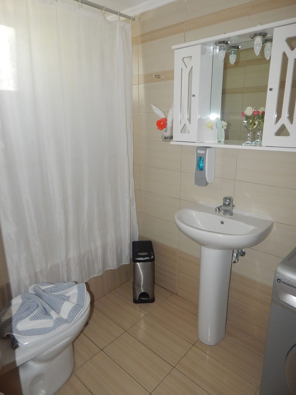 Bungalow | Bathroom | Bathtub, free toiletries, hair dryer, towels