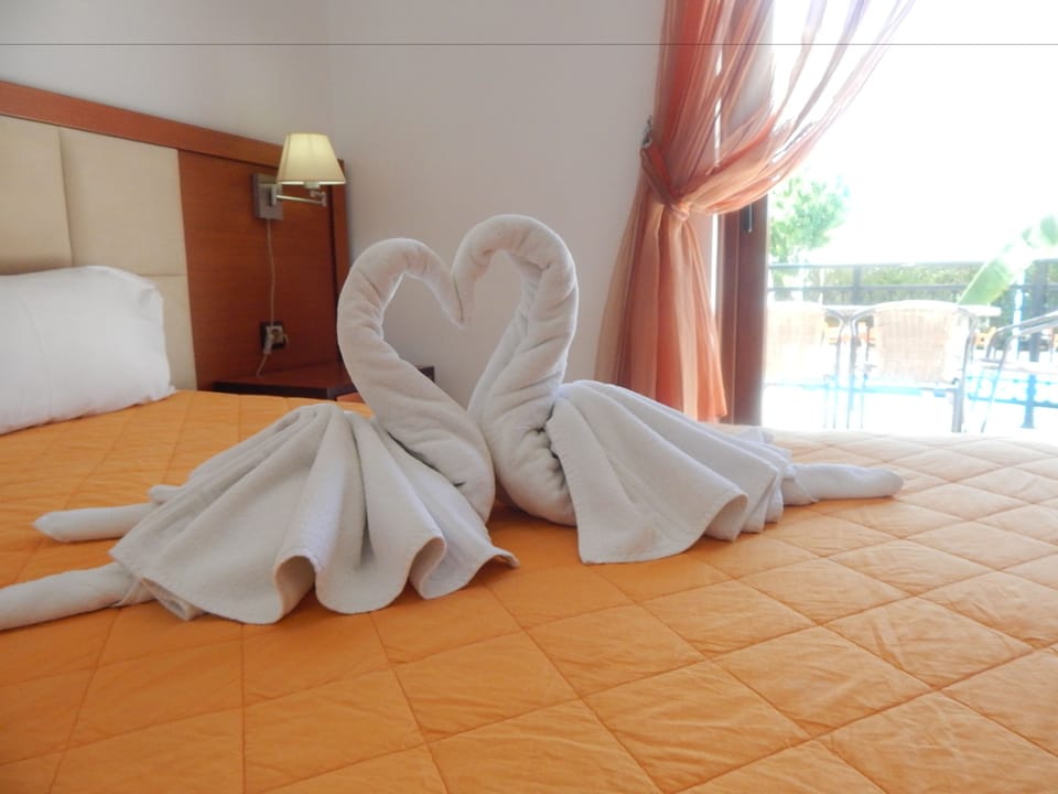 1 bedroom, in-room safe, soundproofing, free cribs/infant beds