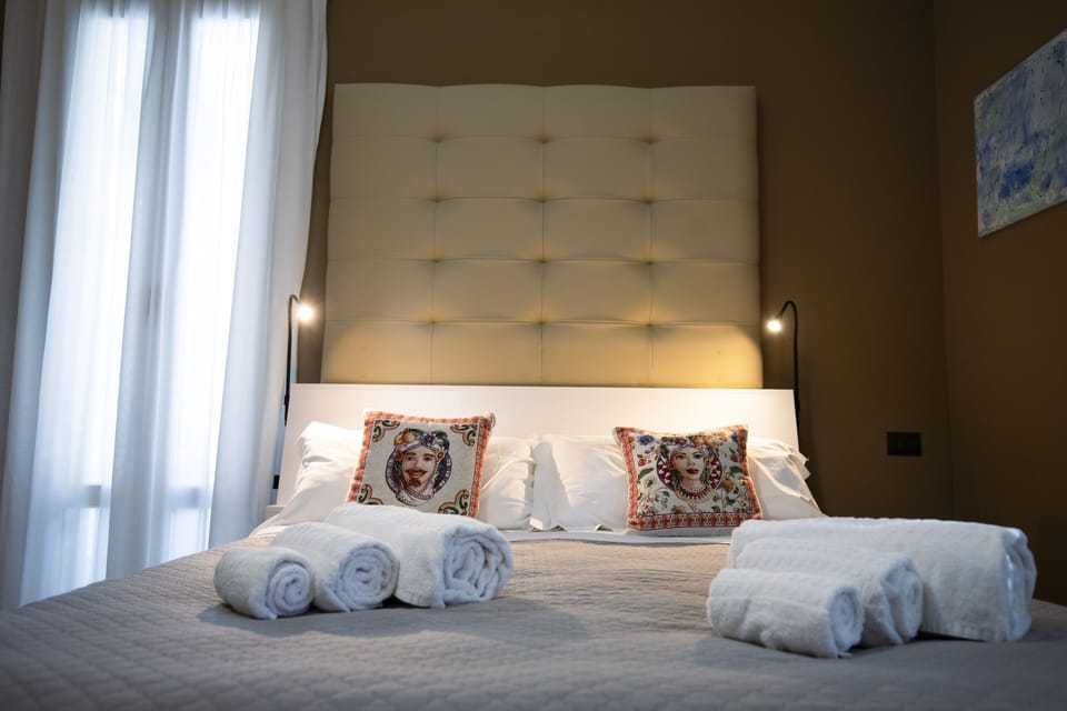 Deluxe Room | Minibar, desk, blackout drapes, soundproofing