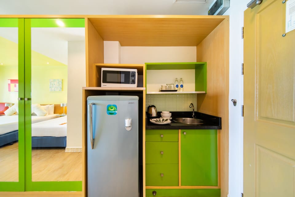 Deluxe Room, Sea View (No Balcony) | Private kitchenette | Full-size fridge, microwave