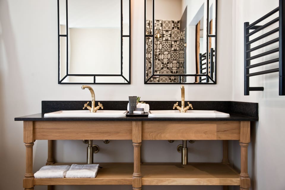 Bathroom sink