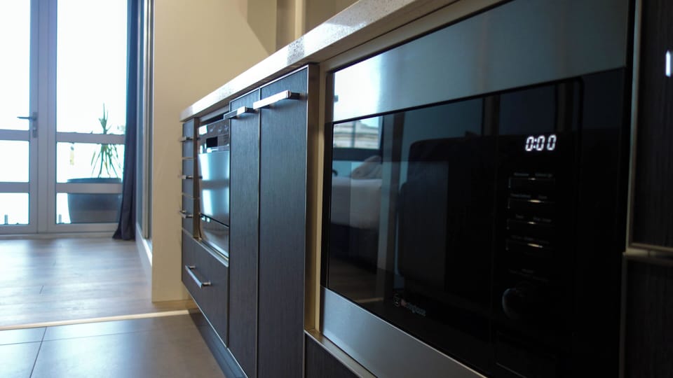 Full-size fridge, microwave, stovetop, dishwasher