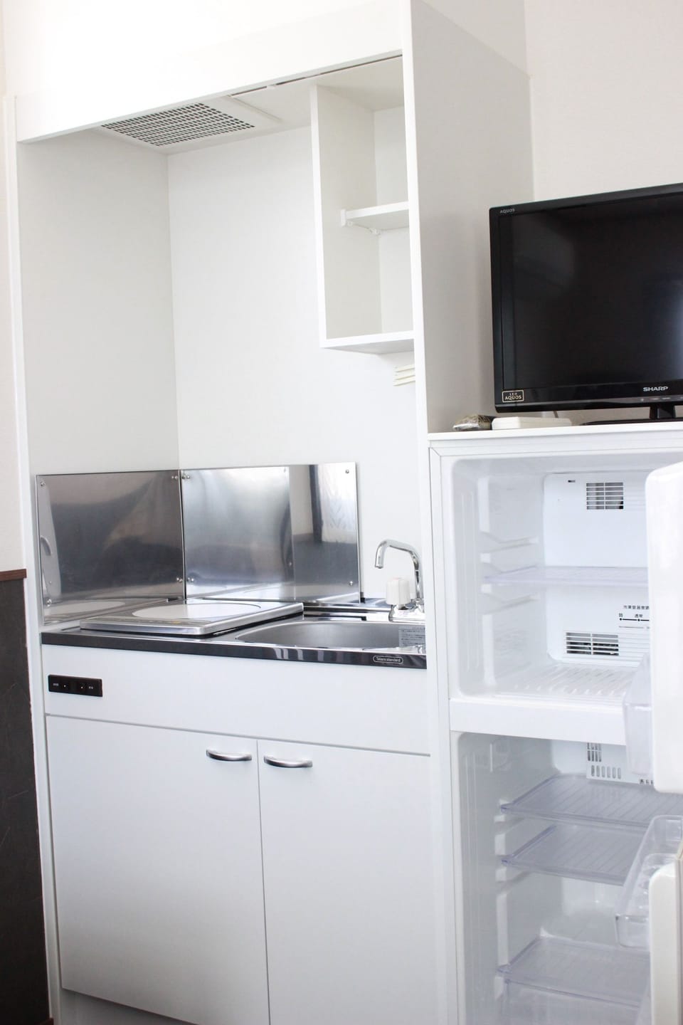 Full-size fridge, microwave, oven, stovetop