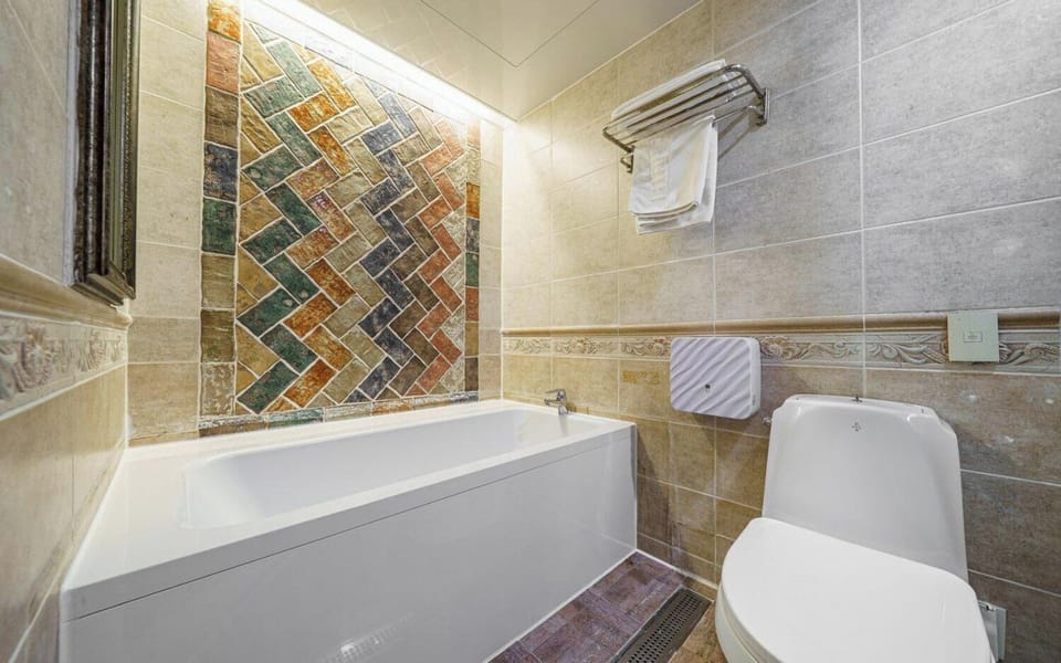 Superior Twin | Bathroom | Combined shower/tub, free toiletries, hair dryer, bathrobes
