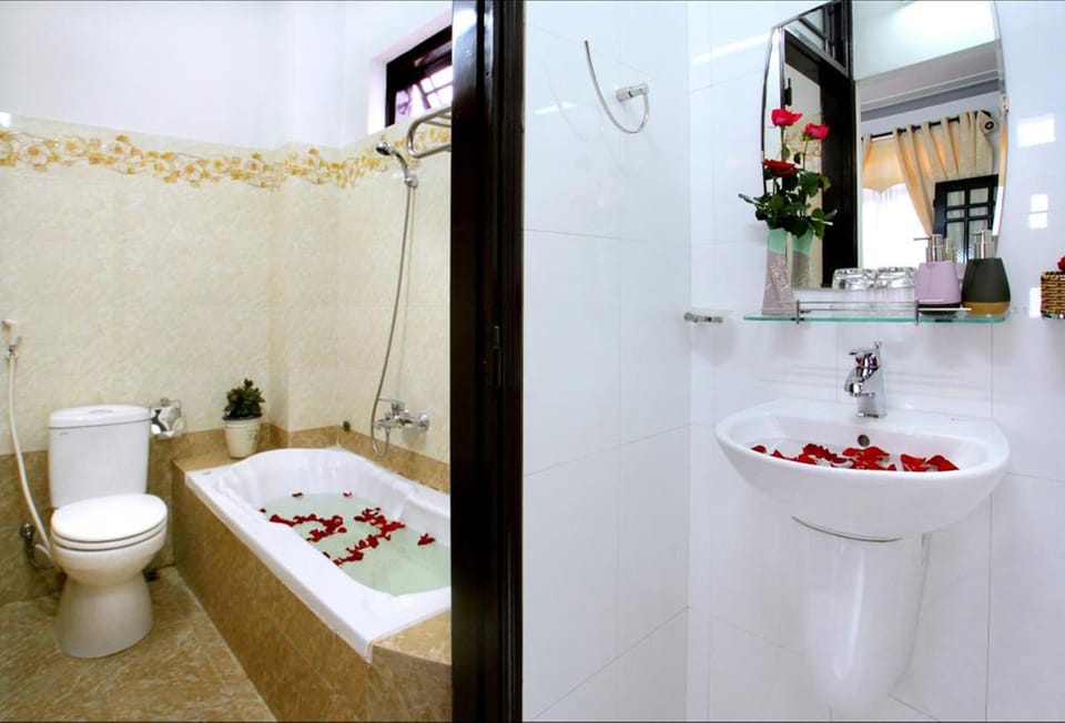 Deluxe Room | Bathroom | Free toiletries, hair dryer, slippers, towels