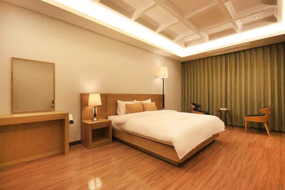 Standard Double Room | In-room safe, blackout drapes, soundproofing, iron/ironing board