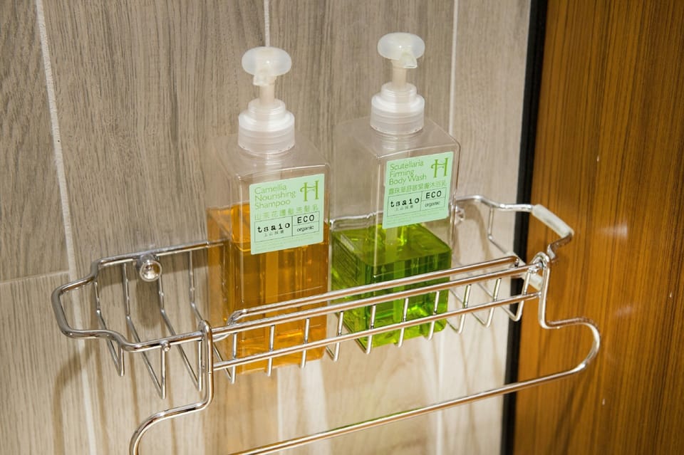 Standard Twin Room | Bathroom amenities | Shower, free toiletries, hair dryer, slippers
