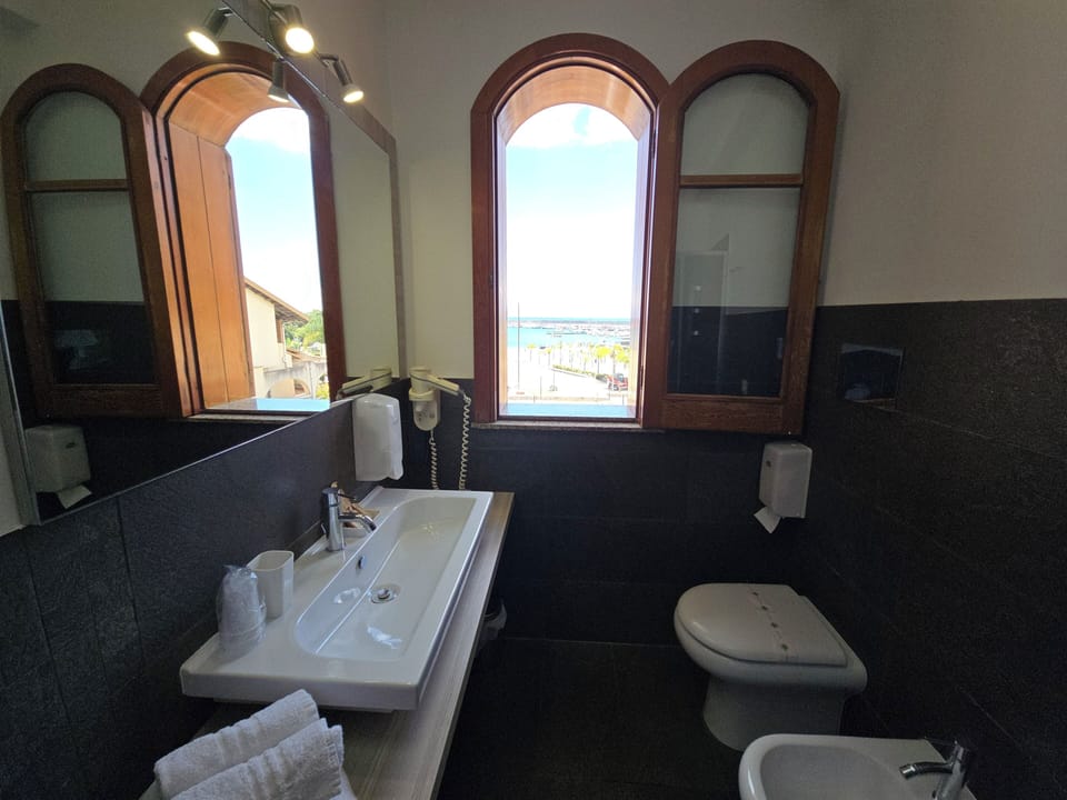 Family Studio, Sea View | Bathroom | Shower, free toiletries, hair dryer, towels