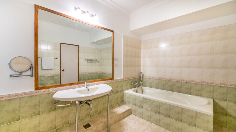 Premium Suite, 1 Queen Bed | Bathroom | Shower, free toiletries, towels