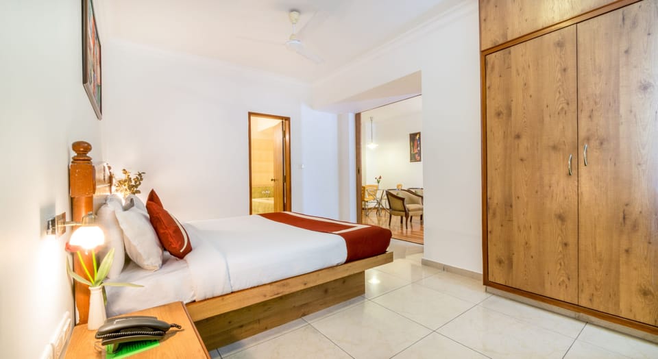 Premium Suite, 1 Queen Bed | Minibar, in-room safe, desk, soundproofing