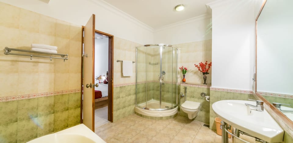 Premium Suite, 1 Queen Bed | Bathroom | Shower, free toiletries, towels