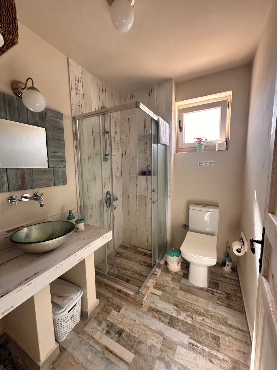 Superior Triple Room | Bathroom | Shower, free toiletries, hair dryer, slippers