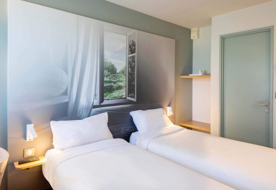 Twin Room, Non Smoking | Desk, soundproofing, free WiFi, bed sheets