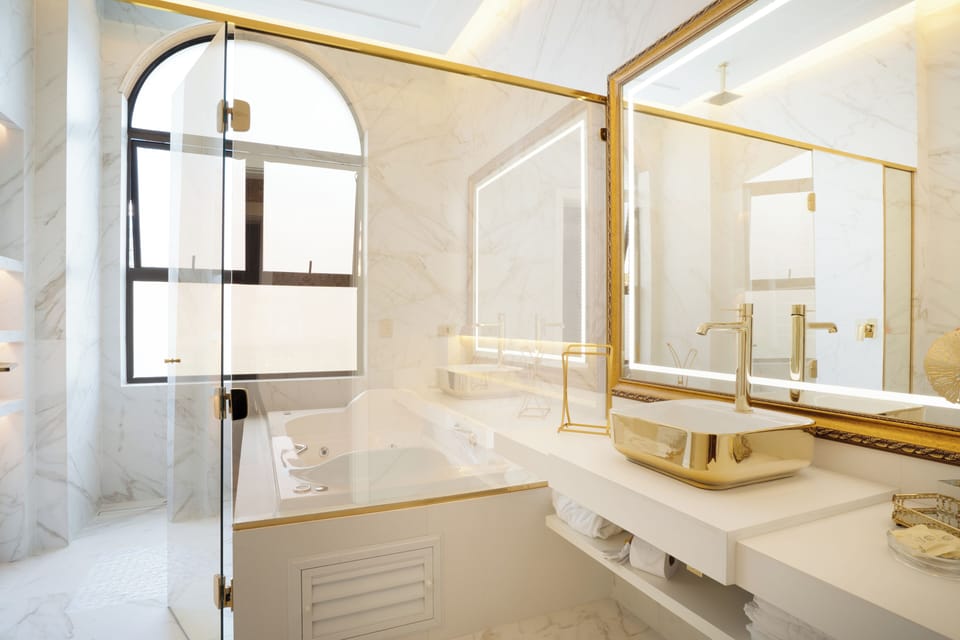 Suite Real | Bathroom | Shower, free toiletries, hair dryer, towels