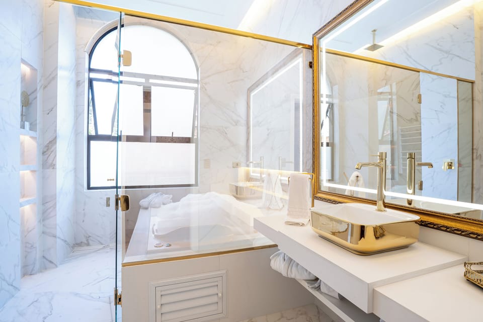 Suite Real | Bathroom | Shower, free toiletries, hair dryer, towels
