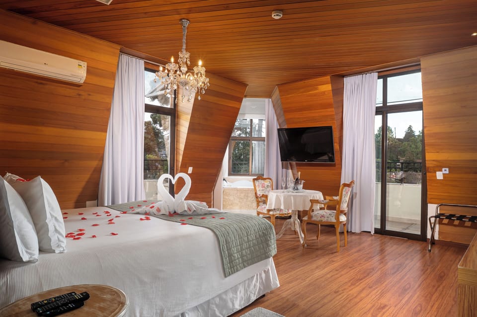 Premium Double Room | Minibar, in-room safe, blackout drapes, soundproofing