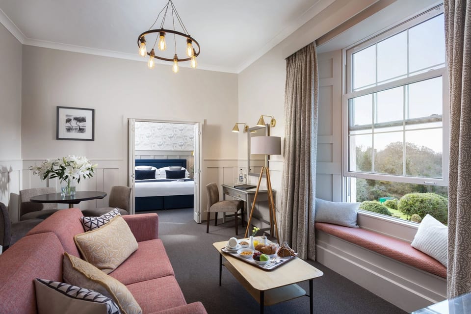 Signature Suite | Desk, free WiFi, bed sheets