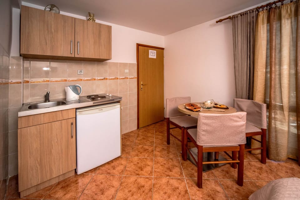Studio, Balcony | Private kitchen | Fridge, stovetop, electric kettle, cookware/dishes/utensils