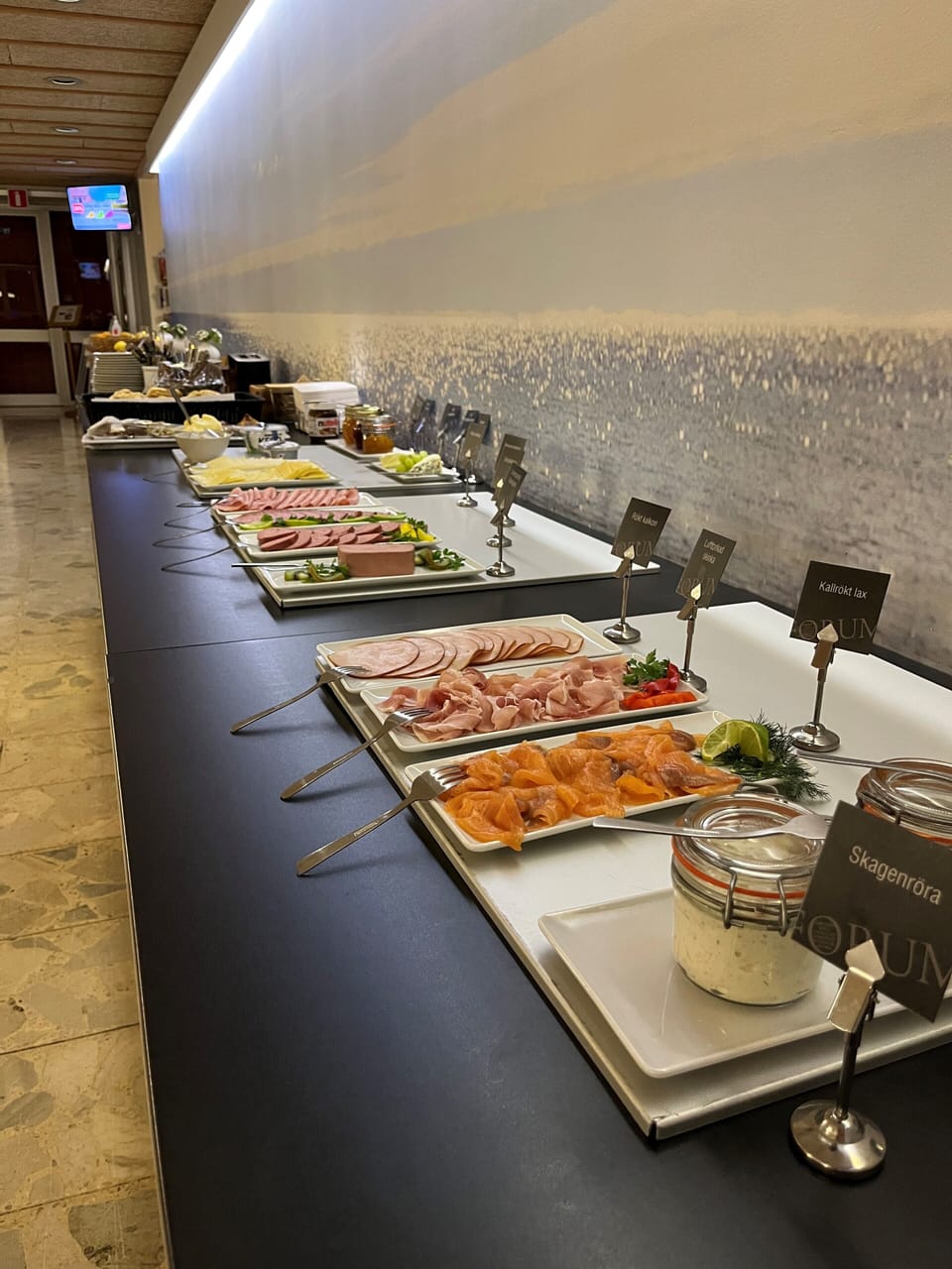 Free buffet breakfast on weekdays