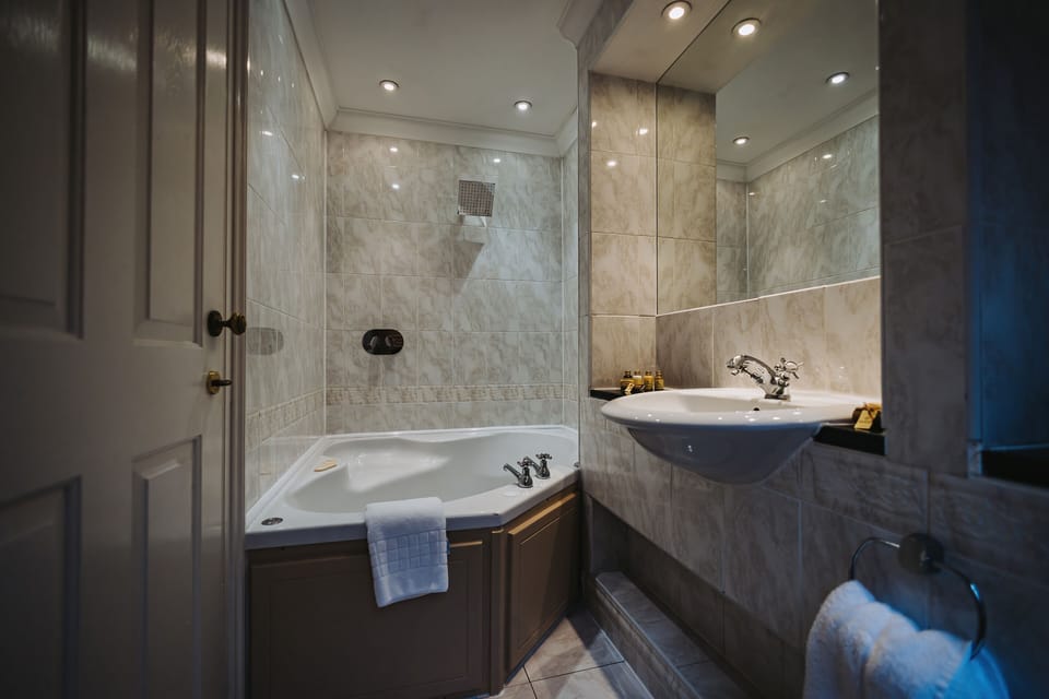 Combined shower/tub, jetted tub, rainfall showerhead, free toiletries
