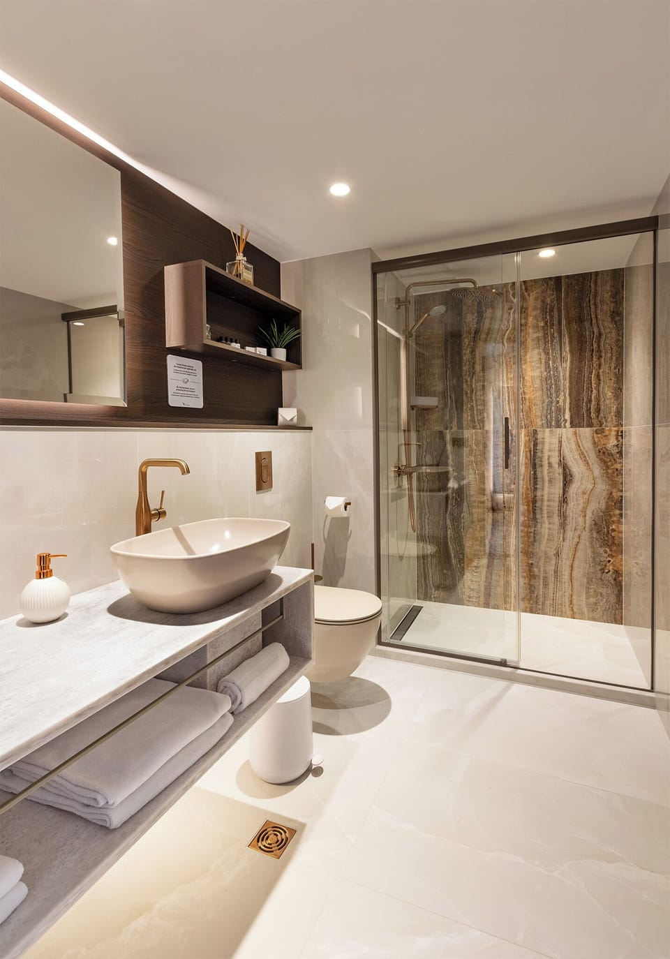 Suite | Bathroom | Shower, free toiletries, hair dryer, slippers