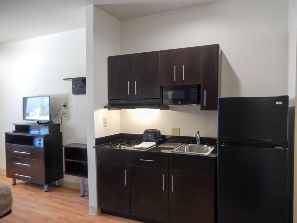 Full-size fridge, microwave, stovetop, coffee/tea maker