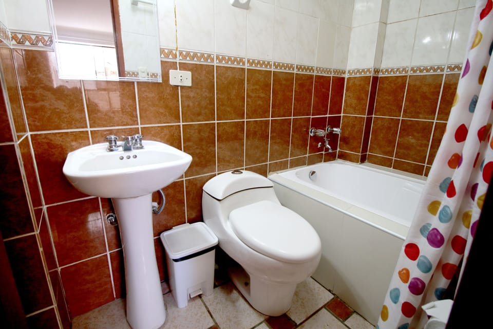 Combined shower/tub, free toiletries