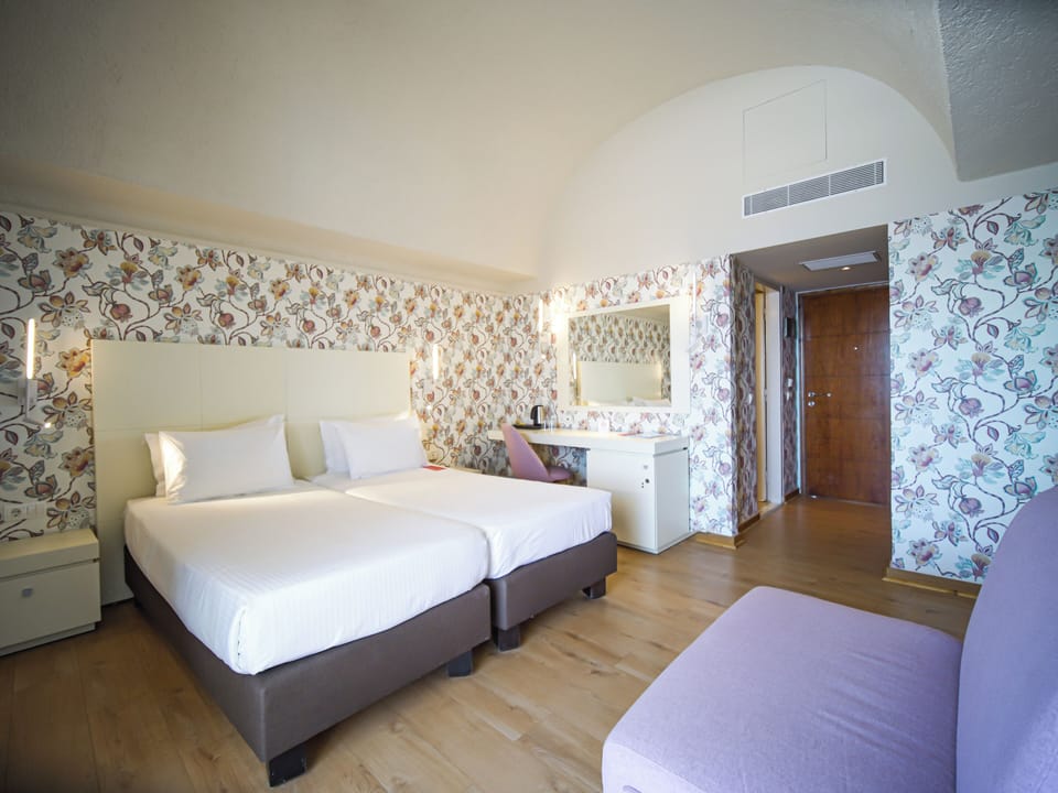 Bungalow, Garden View (Double) | Minibar, in-room safe, desk, soundproofing