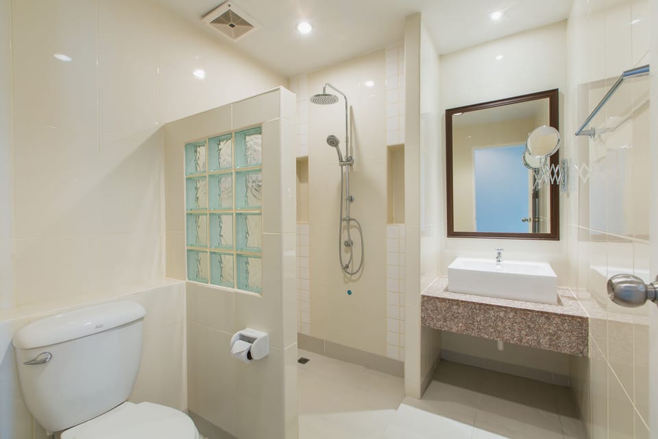 En-Suite with Balcony | Bathroom | Shower, free toiletries, hair dryer, bathrobes
