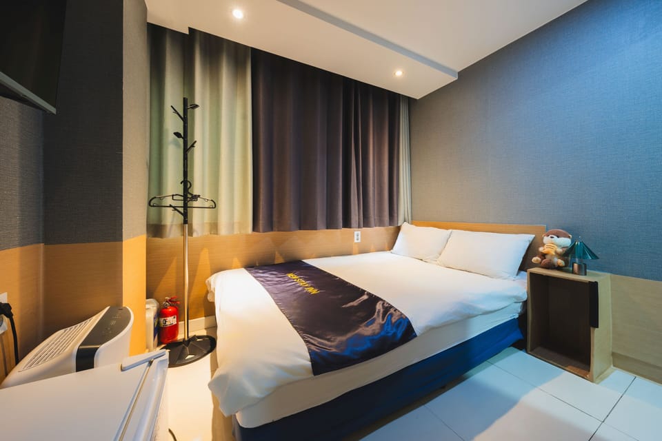 Deluxe Double Room, 1 Bedroom, Non Smoking, City View | Premium bedding, individually decorated, individually furnished, desk