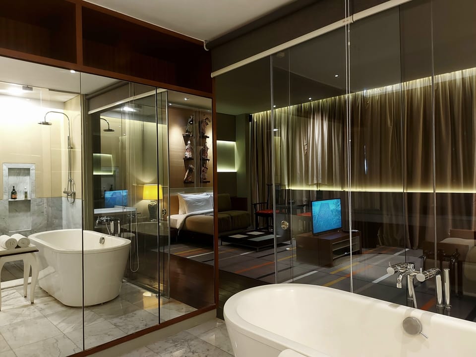 Edge Suite | Bathroom | Free toiletries, hair dryer, bathrobes, slippers