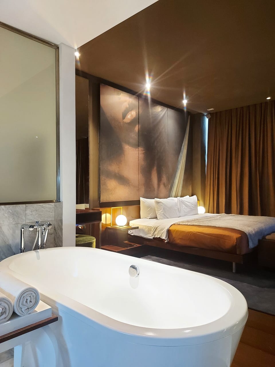 Edge Suite | Bathroom | Free toiletries, hair dryer, bathrobes, slippers