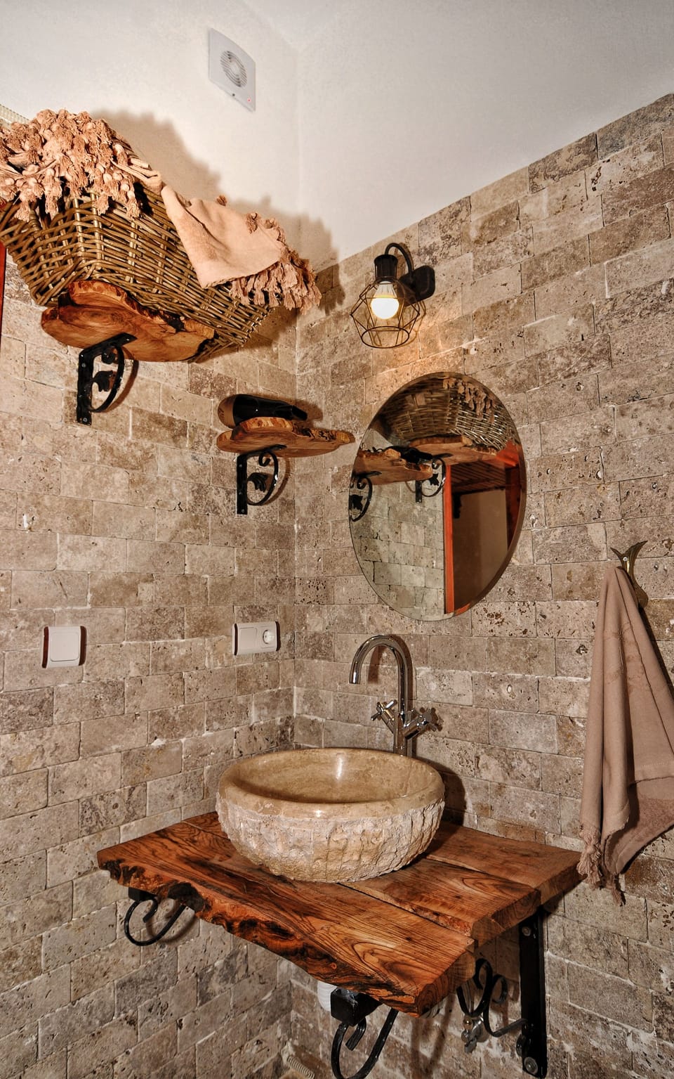 Deluxe Double Room, Garden View | Bathroom | Shower, free toiletries, hair dryer, slippers