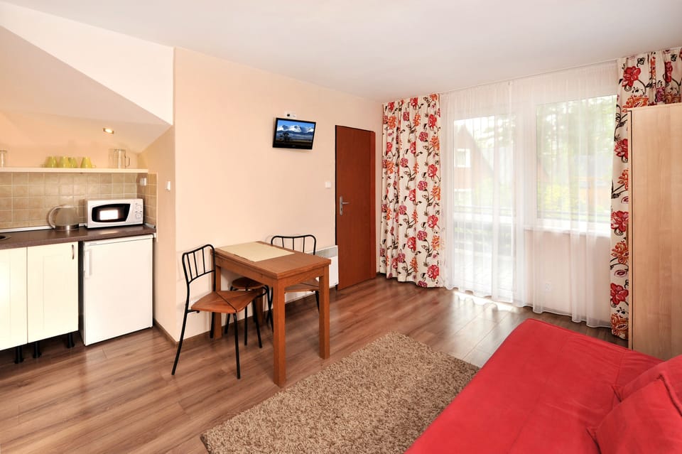 Classic Studio, Kitchenette | Desk, blackout drapes, iron/ironing board, cribs/infant beds