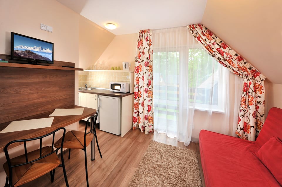 Classic Studio, Kitchenette | Desk, blackout drapes, iron/ironing board, cribs/infant beds