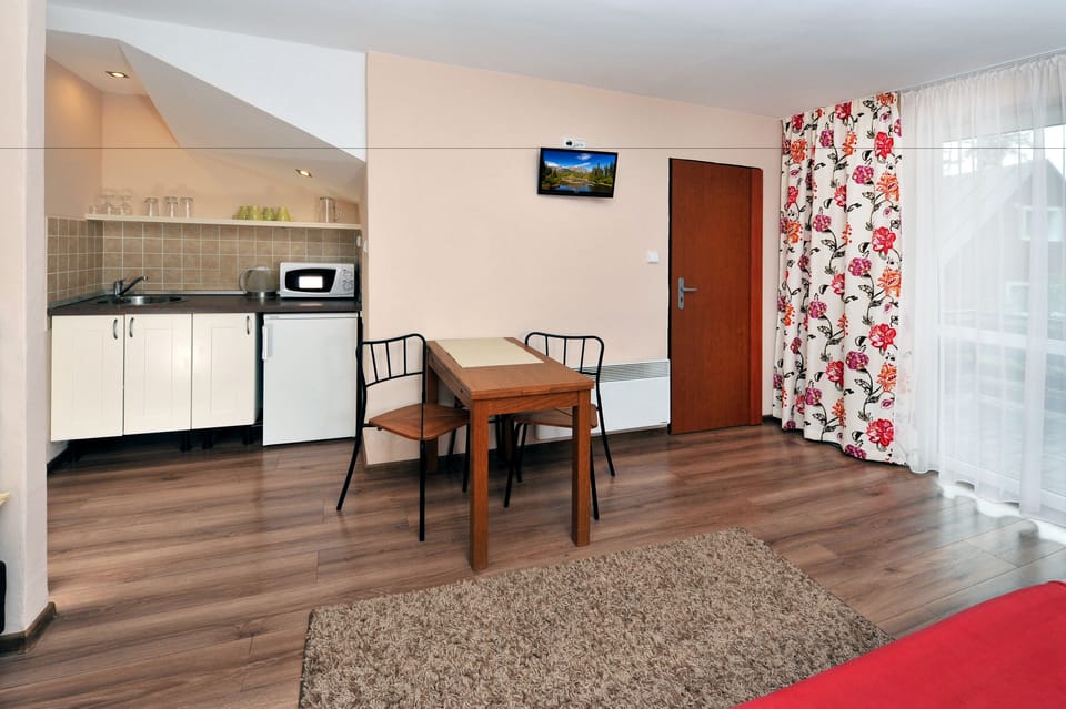 Classic Studio, Kitchenette | Private kitchenette | Fridge, microwave, stovetop, electric kettle