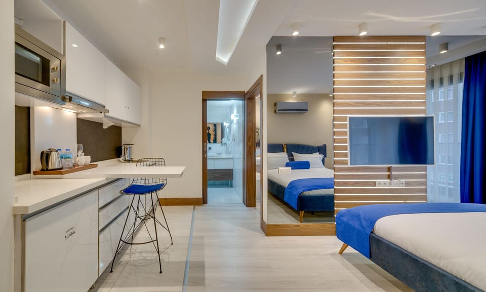 Suite, Balcony | 1 bedroom, desk, soundproofing, iron/ironing board