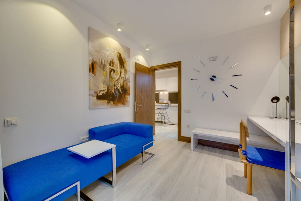 Suite, Balcony | 1 bedroom, desk, soundproofing, iron/ironing board