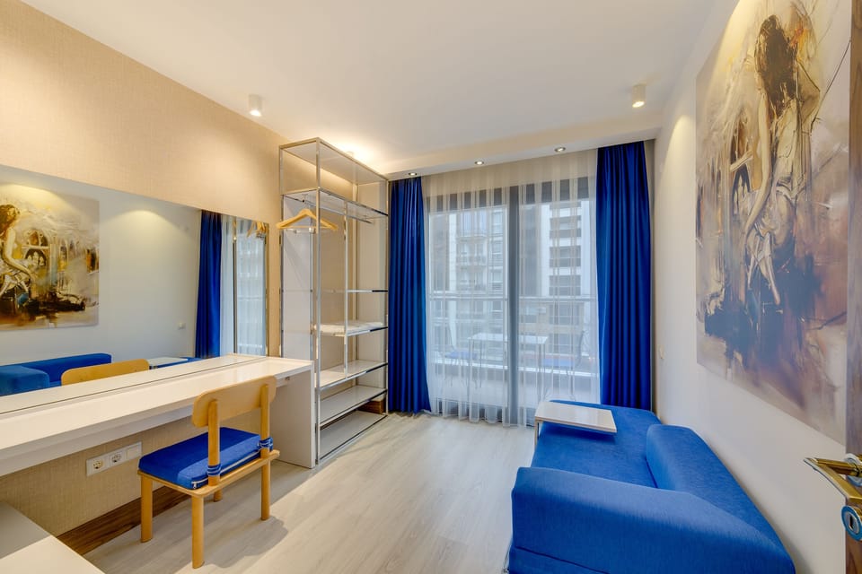 Suite, Balcony | 1 bedroom, desk, soundproofing, iron/ironing board