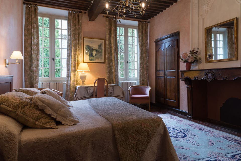 Standard Double Room, Bathtub | Minibar, in-room safe, individually decorated, desk