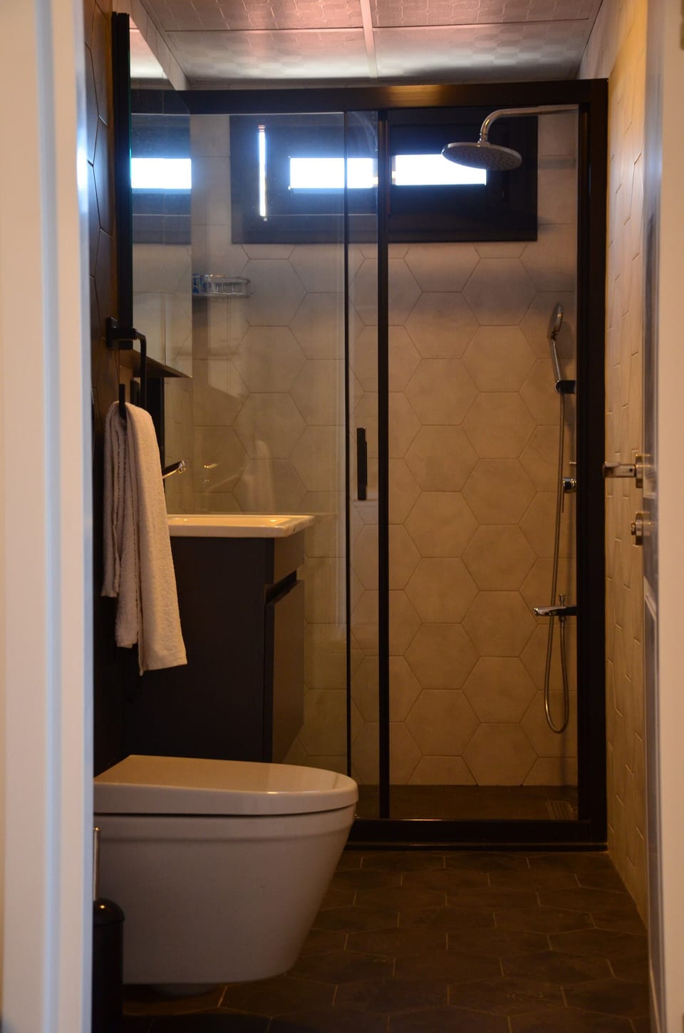 Exclusive Penthouse | Bathroom | Shower, free toiletries, hair dryer, slippers