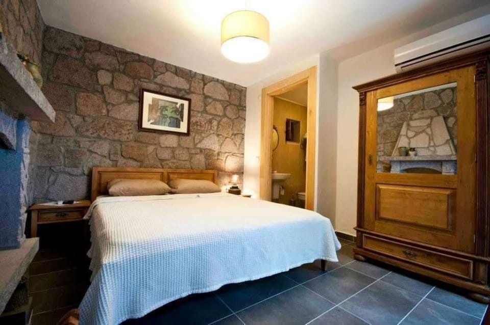 Minibar, desk, iron/ironing board, free WiFi