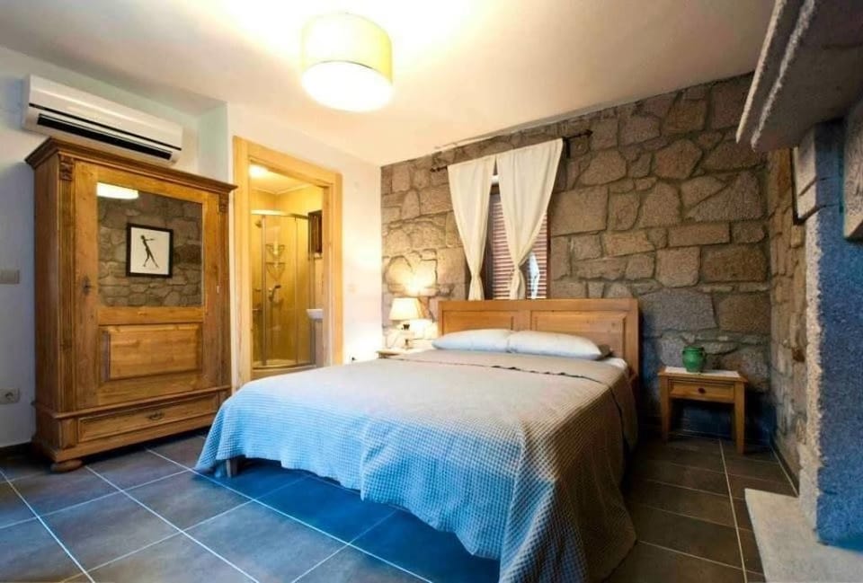 Minibar, desk, iron/ironing board, free WiFi