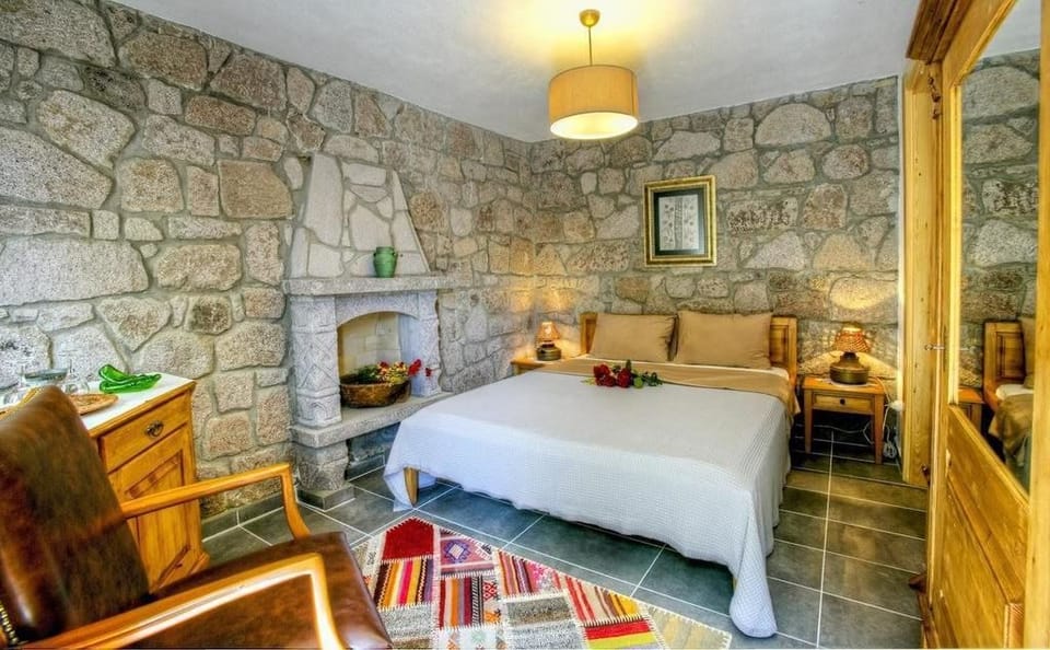 Minibar, desk, iron/ironing board, free WiFi