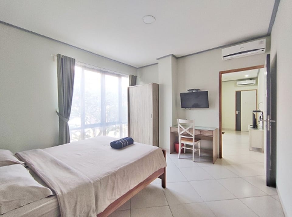 Executive Suite Garden View With Breakfast | Desk, blackout drapes, soundproofing, free WiFi
