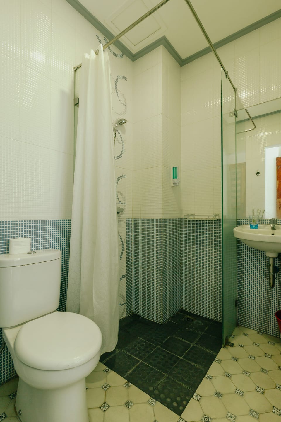 Shower, free toiletries, towels