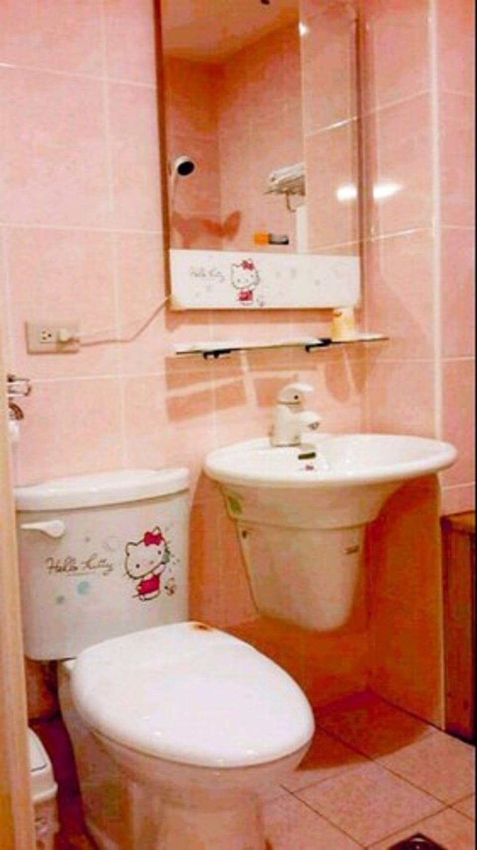 Comfort Double Room | Bathroom | Combined shower/tub, free toiletries, hair dryer, slippers