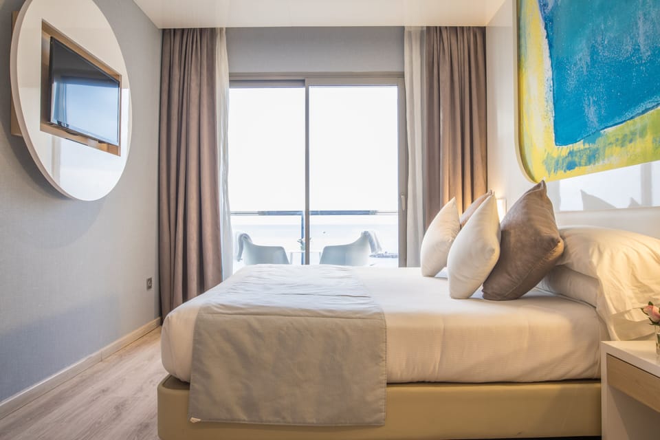Room (King Privilege) | In-room safe, desk, soundproofing, WiFi (free)